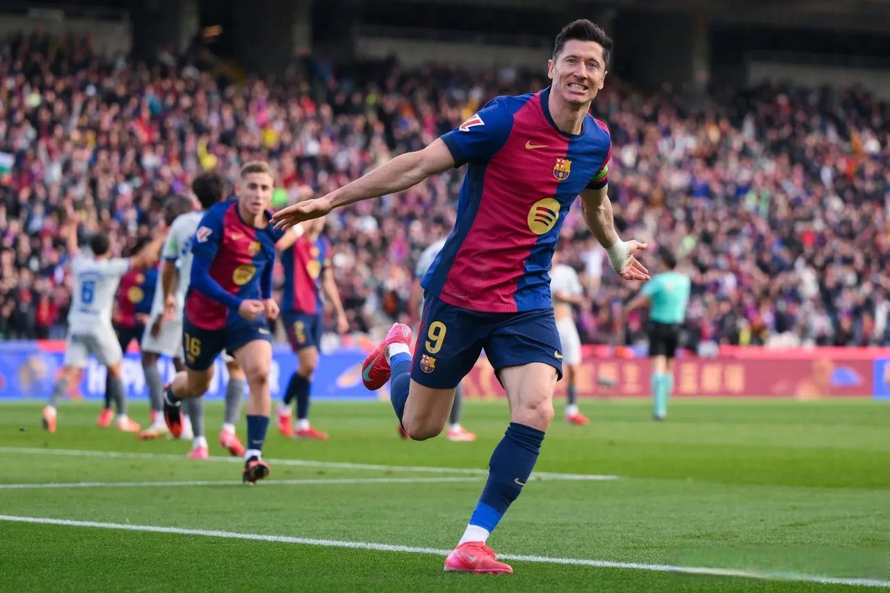 九游官网-莱万多夫斯基重要时刻夺冠，公牛带队取胜！观众掌声雷动的简单介绍